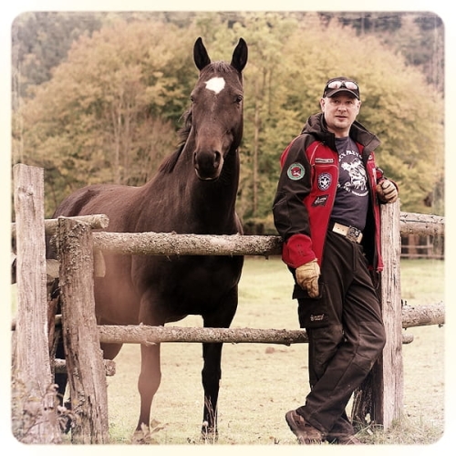 Spodnie oferowane bez dużego odblaskowego logo NorthWind na dole nogawki.