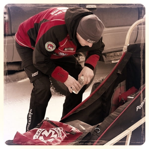 Szwecja, Polardistans - Wyścigi długodystansowe Psich Zaprzęgów 160km Spodnie oferowane bez dużego odblaskowego logo NorthWind na dole nogawki.